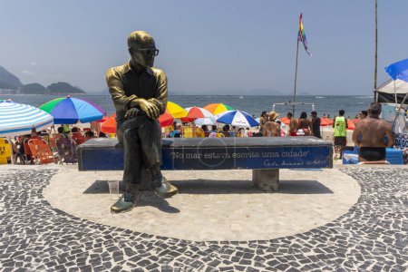 Téléchargez les photos : Belle vue sur la statue de Carlos Drummond de Andrade à Copacabana Beach, Rio de Janeiro, Brésil - en image libre de droit