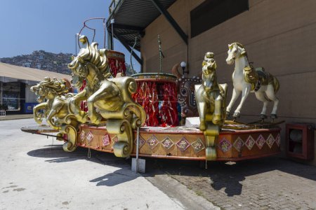 Téléchargez les photos : Carnaval flotteurs avec des sculptures colorées à l'école de samba à Rio de Janeiro, Brésil - en image libre de droit