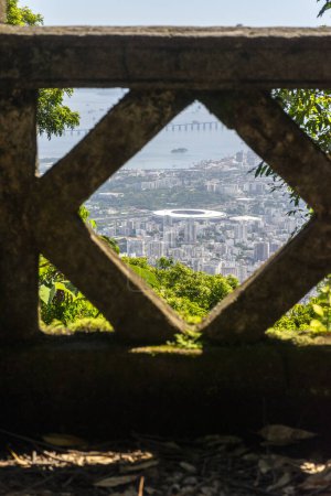 Téléchargez les photos : Vieille paroi historique en béton rocheux dans la forêt tropicale verte, Mirante do Excelsior, Tijuca Park, Rio de Janeiro, Brésil - en image libre de droit
