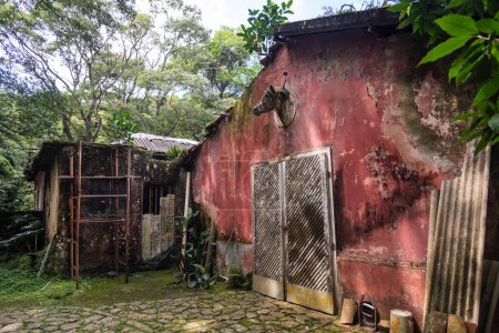 Téléchargez les photos : Écuries de la vieille maison équestre historique dans la zone de forêt tropicale verte dans le parc Tijuca, Rio de Janeiro, Brésil - en image libre de droit