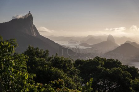 Téléchargez les photos : Belle vue de Vista Chinesa à la forêt tropicale, ville et montagnes, Tijuca Park, Rio de Janeiro, Brésil - en image libre de droit
