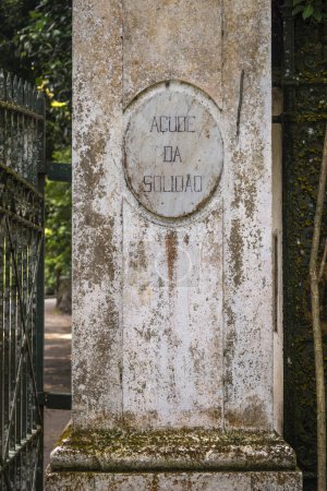 Téléchargez les photos : Ancienne porte de sortie historique dans la forêt tropicale verte Tijuca Park, Rio de Janeiro, Brésil - en image libre de droit