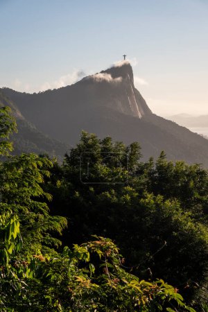 Hermosa vista desde Vista Chinesa a la montaña Corcovado, Parque Tijuca, Río de Janeiro, Brasil