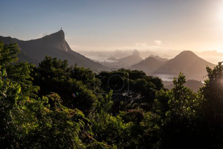 Foto de Hermosa vista desde Vista Chinesa a la selva tropical, ciudad y montañas, Parque Tijuca, Río de Janeiro, Brasil - Imagen libre de derechos