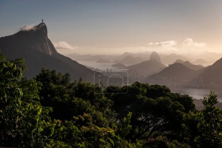 Schöne Aussicht vom Vista Chinesa auf Regenwald, Stadt und Berge, Tijuca Park, Rio de Janeiro, Brasilien