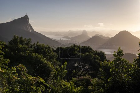 Hermosa vista desde Vista Chinesa a la selva tropical, ciudad y montañas, Parque Tijuca, Río de Janeiro, Brasil