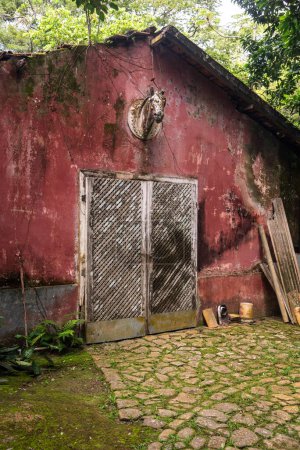 Téléchargez les photos : Écuries de la vieille maison équestre historique dans la zone de forêt tropicale verte dans le parc Tijuca, Rio de Janeiro, Brésil - en image libre de droit