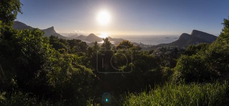 Schöne Aussicht vom Vista Chinesa auf Regenwald, Stadt und Berge, Tijuca Park, Rio de Janeiro, Brasilien