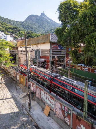 Téléchargez les photos : Belle vue aérienne sur la station de tramway rouge de Corcovado et la forêt tropicale verte à l'arrière, Rio de Janeiro, Brésil - en image libre de droit