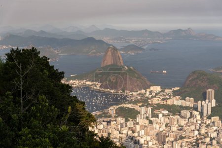 Schöne Aussicht vom Corcovado-Gebirge auf Stadtgebäude, Meer und Berge in Rio de Janeiro, Brasilien