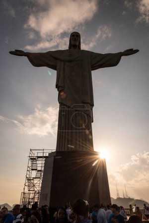Téléchargez les photos : Touristes sous la statue du Christ dans la montagne Corcovado, Rio de Janeiro, Brésil - en image libre de droit