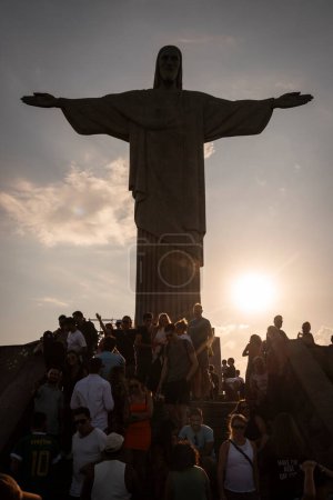 Téléchargez les photos : Touristes sous la statue du Christ dans la montagne Corcovado, Rio de Janeiro, Brésil - en image libre de droit