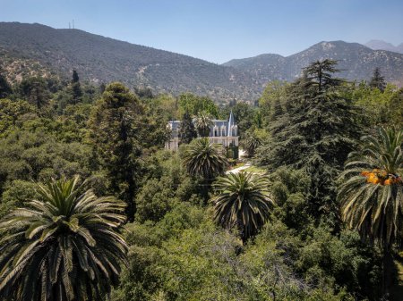 Téléchargez les photos : Belle vue aérienne sur le palais de style français dans un jardin verdoyant à Pirque, Santiago, Chili - en image libre de droit