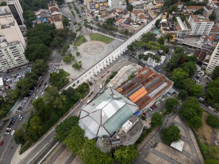Foto de Hermosa vista aérea al acueducto histórico y casa de conciertos en el centro de Río de Janeiro, Brasil - Imagen libre de derechos