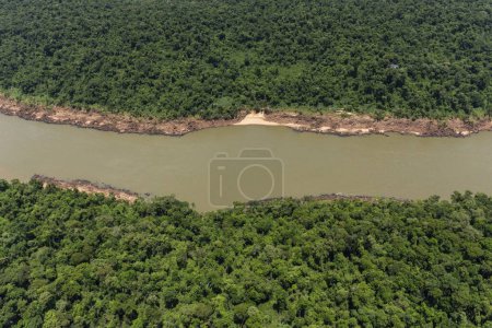 Téléchargez les photos : Belle vue aérienne sur la rivière Iguazu depuis un vol d'hélicoptère, frontière du Brésil et de l'Argentine - en image libre de droit
