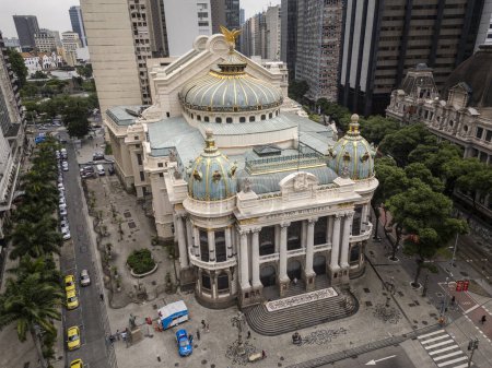 Téléchargez les photos : Belle vue sur le bâtiment historique de l'Opéra Municipal Théâtre dans le centre-ville de Rio de Janeiro, Brésil - en image libre de droit