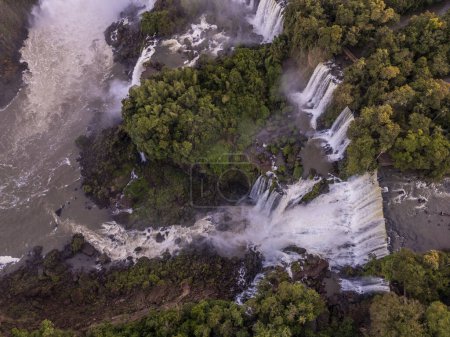 Foto de Hermosa vista a cascadas y selva verde en Cataratas del Iguazú, frontera de Brasil y Argentina - Imagen libre de derechos