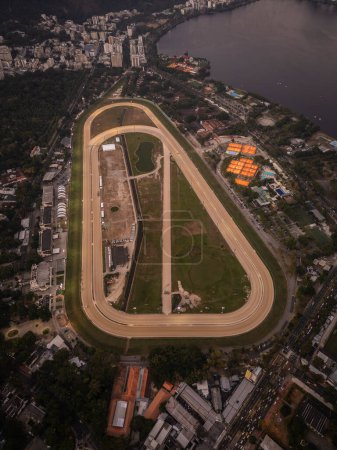 Foto de Hermosa vista aérea a las pistas de tenis Jockey Club y pistas de carreras de caballos, Río de Janeiro, Brasil - Imagen libre de derechos