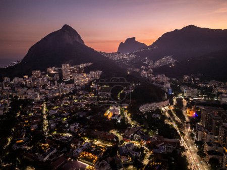 Schöne Sonnenuntergang Luftaufnahme zum Jockey Club, städtischen Gebäuden und Bergen in Leblon, Rio de Janeiro, Brasilien