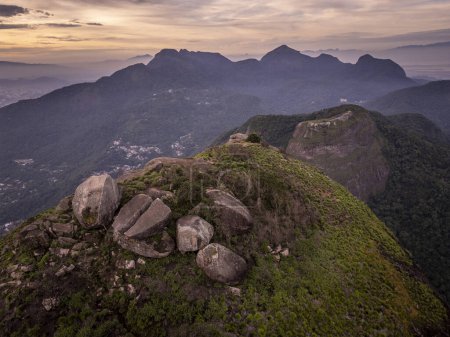 Schöne Luftaufnahme der felsigen Berge und des grünen Regenwaldes in Rio de Janeiro, Brasilien