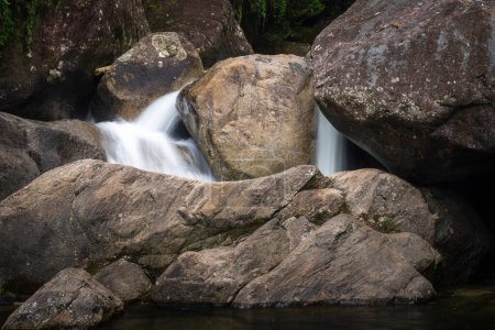 Schöner Wasserfall mit Felsen und grünem Regenwald, Serrinha do Alambari, Mantiqueira Mountains, Rio de Janeiro, Brasilien