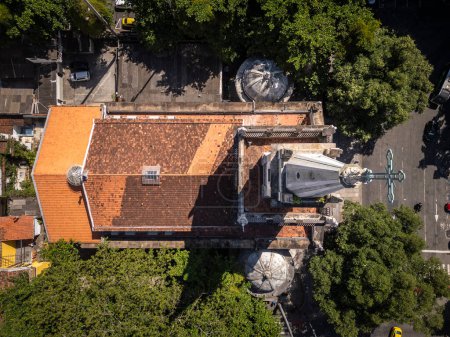 Belle vue aérienne sur l'église de la ville sur la place Largo do Machado, Rio de Janeiro, Brésil