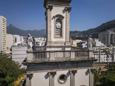 Belle vue aérienne sur l'église de la ville sur la place Largo do Machado, Rio de Janeiro, Brésil