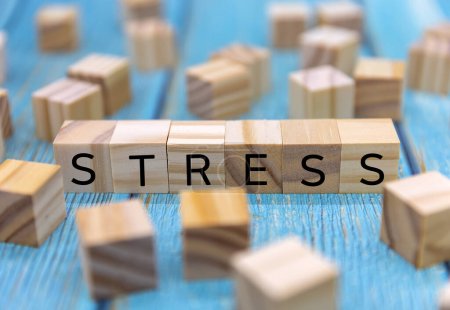 Stress - Wort aus Holzklötzen mit Buchstaben, große Sorge verursacht durch eine schwierige Situation Stresskonzept
