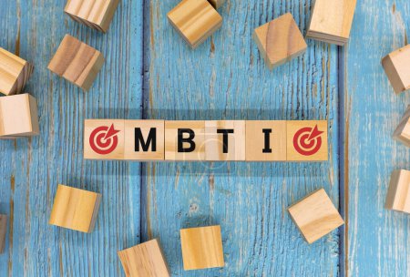 Vier Holzblöcke mit dem Buchstaben MBTI, Myers-Briggs Typenindikatoren