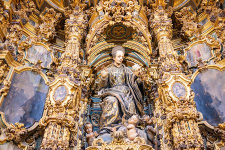 Téléchargez les photos : Séville, Espagne - 12 novembre 2022 : retable de San Francisco de Borja à l'intérieur de l'église de San Luis de los Franceses d'architecture baroque du XVIIIe siècle dans le centre historique de Séville - en image libre de droit