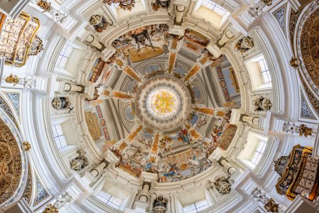 Téléchargez les photos : Séville, Espagne - 12 novembre 2022 : Vue intérieure du dôme et du plafond de l'église San Luis de los Franceses d'architecture baroque du XVIIIe siècle dans le centre historique de Séville - en image libre de droit