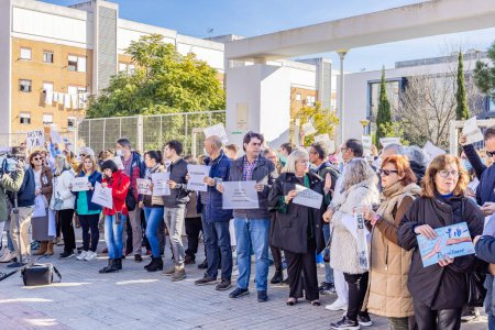 Téléchargez les photos : Huelva, Spain - January 13, 2023: Protest concentration of health workers and patients at the Torrejon de Huelva health center against the aggression received by a doctor the day before - en image libre de droit