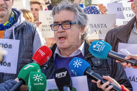 Foto de Huelva, Spain - January 13, 2023: press conference at the Torrejon health center of Huelva city, on the occasion of a rally in protest against the attack received by a doctor the day before - Imagen libre de derechos