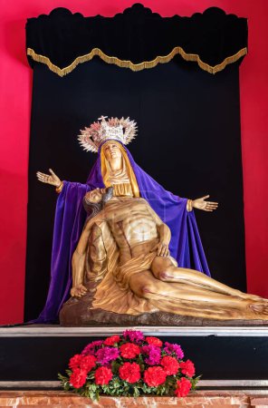 Téléchargez les photos : Image de la Vierge de las Angustias, Vierge de l'Angoisse, avec Jésus Christ mort sur ses genoux, exposée sur son autel à l'intérieur de l'Ermita de la Soledad, ermitage de la solitude, à Huelva - en image libre de droit