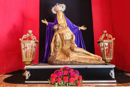 Foto de Image of the Virgen de las Angustias, Virgin of Anguish, with Jesus Christ dead on her lap, exposed on her altar inside the Ermita de la  Soledad, hermitage of solitude , in Huelva - Imagen libre de derechos