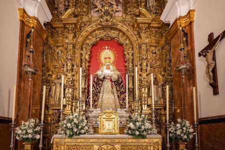 Foto de Sevilla, España - 4 de enero de 2023: Altar mayor de la Virgen de la Esperanza de Triana dentro de la Capilla de los Marineros en el barrio de Triana, Sevilla, Andalucía, España - Imagen libre de derechos