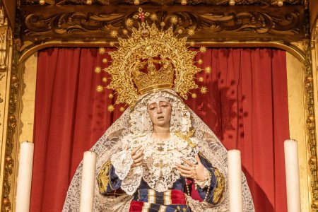 Foto de Image of Our Lady La Virgen de la Estrella Coronada (Virgin of Star) inside of the Chapel of the Brotherhood of the Estrella de Triana, in Seville, Andalusia, Spain - Imagen libre de derechos
