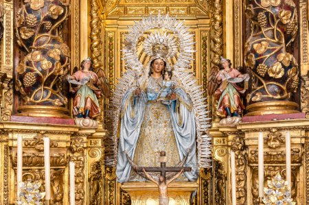 Téléchargez les photos : Séville, Espagne - 4 janvier 2023 : Image de Madre de Dios del Rosario (Mère du Dieu du Rosaire), Patrona de Capataces y Costaleros (Patron Saint des Contremaîtres et Porteur) Dans la paroisse Santa Ana - en image libre de droit