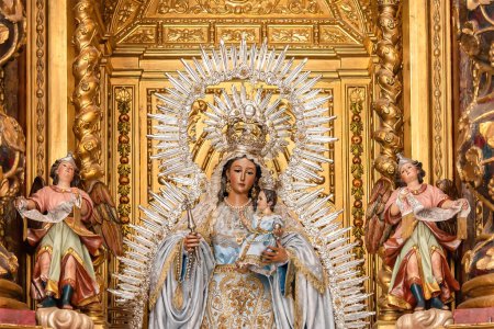 Téléchargez les photos : Image de Madre de Dios del Rosario (Mère de Dieu du Rosaire), Patrona de Capataces y Costaleros (Patron Saint des Contremaîtres et Porteur) Dans la paroisse Santa Ana - en image libre de droit