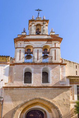 Fassade der Kirche Santa Maria la Blanca in der Altstadt von Sevilla, Andalusien, Spanien. Text HAC EST DOMUS DEI ET PORTA COELI 1741 bedeutet, dass dies das Haus Gottes und das Tor des Himmels 1741 ist
