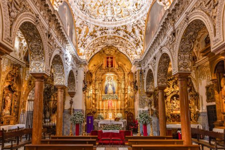 Téléchargez les photos : Séville, Espagne - 11 mars 2023 : A l'intérieur de l'église Santa Maria la Blanca, dans le quartier de San Bartolome, vieux centre-ville de Séville, Andalousie, Espagne. Il a été construit au XVIIe siècle. - en image libre de droit