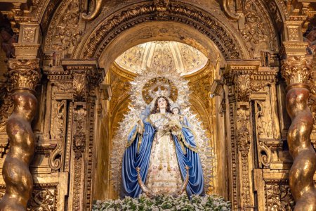 Foto de Virgen de las Nieves dentro de la iglesia de Santa María la Blanca, Santa María la Blanca. Es la sede de la Hermandad del Rosario de Nuestra Señora de las Nieves en Sevilla, Andalucía, España - Imagen libre de derechos