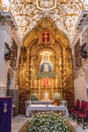 Foto de Sevilla, España - 11 de marzo de 2023: Virgen de las Nieves dentro de la iglesia de Santa Maria la Blanca, sede de la Hermandad del Rosario de Nuestra Señora de las Nieves en Sevilla, Andalucía, España - Imagen libre de derechos