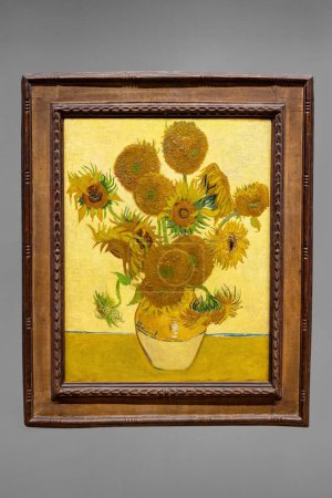 Foto de El famoso ramo de girasoles en un jarrón, bodegones del pintor Vincent van Gogh, versión furth, fondo amarillo, óleo sobre lienzo en la National Gallery de Londres - Imagen libre de derechos