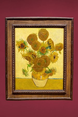 Téléchargez les photos : Le fameux bouquet de tournesols dans un vase, natures mortes du peintre Vincent van Gogh, version furth, fond jaune, huile sur toile à la National Gallery de Londres - en image libre de droit
