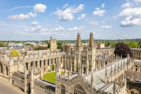 Vue aérienne prise de l'église universitaire Sainte-Marie-la-Vierge du bâtiment du All Souls College, un collège constitutif de l'Université d'Oxford, Oxford, Angleterre.