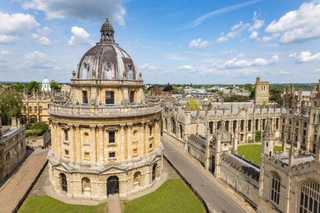 Foto de Vista aérea de la Radcliffe Camera, conocida como la Rad Cam o la Camera y el All Souls College, ambos edificios son colegios constituyentes de la Universidad de Oxford, Oxford, Inglaterra. - Imagen libre de derechos