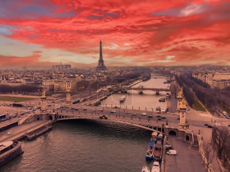 Drohnen-Stadtbild von Paris Frankreich, mit dem Eiffelturm über der Seine und der Pont Alexandre III bei schönem Sonnenuntergang