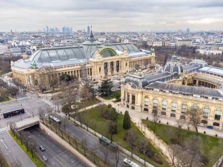 Téléchargez les photos : Vue aérienne du Grand Palais des Champs-elyses (Grand Palais des Champs-elyses) est un site historique, une salle d'exposition et un complexe muséal situé aux Champs-elyses. - en image libre de droit
