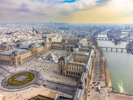 Foto de Vista aérea del palacio y museo del Louvre, uno de los lugares más emblemáticos de París, Francia - Imagen libre de derechos
